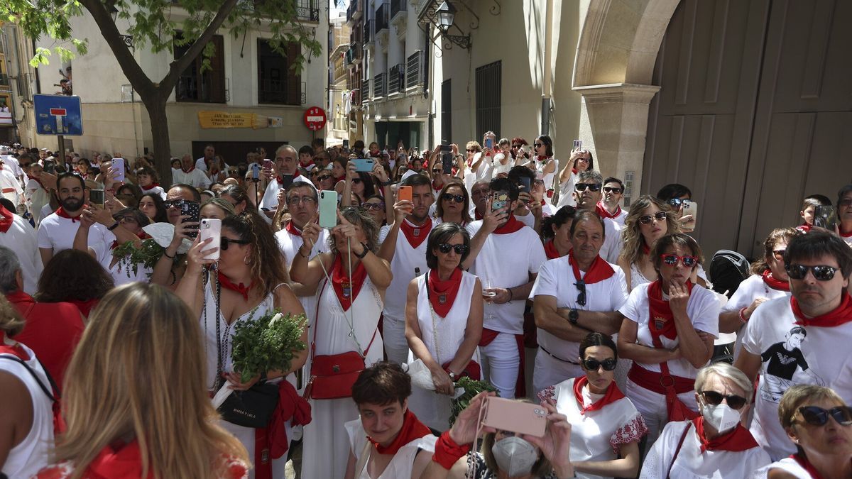 Fotografiando con los móviles el paso de Santa Ana en Tudela.