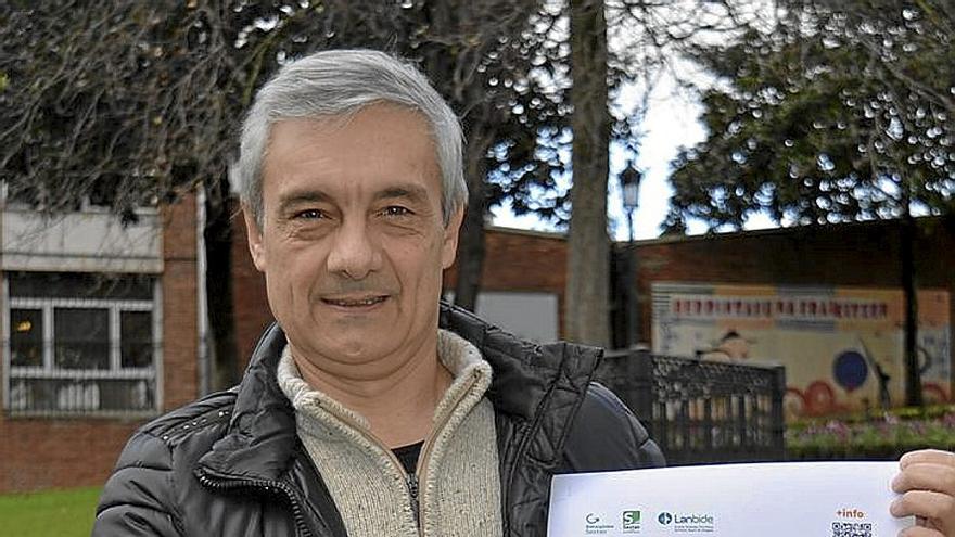 Jesús Amenedo posa con el cartel de la iniciativa. | FOTO: S. UDALA