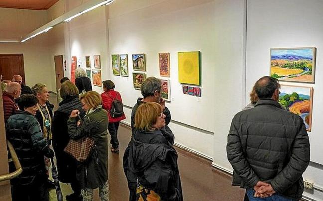 Varios visitantes a la exposición. | FOTO: JORGE MUÑOZ