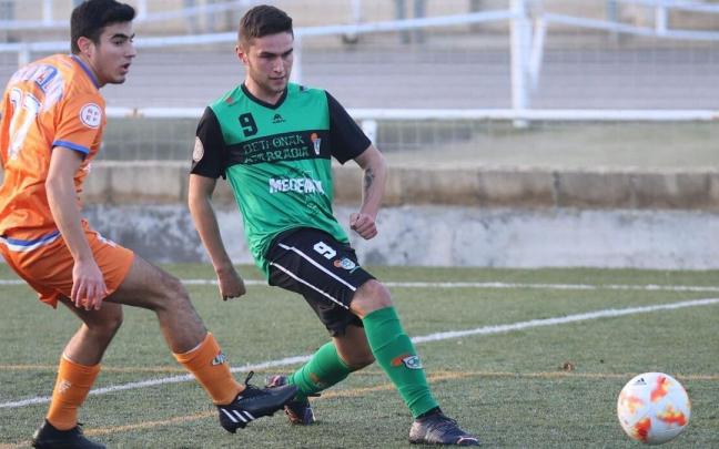 Mikel Casado realiza un pase en el encuentro pasado entre el Beti Onak y la Pe&ntilde;a Sport.