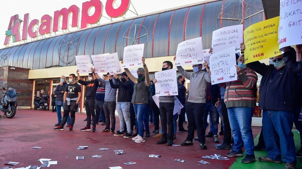 Protesta anterior de Enba frente al Alcampo de Oiartzun.