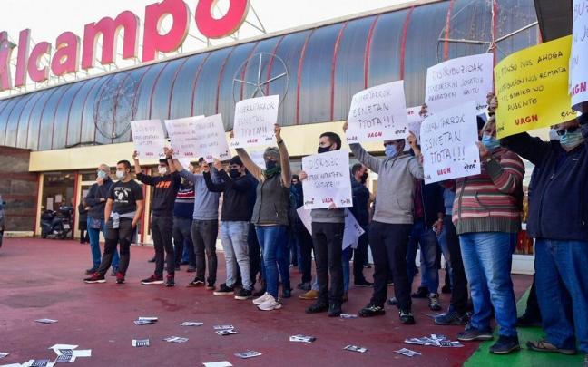 Protesta anterior de Enba frente al Alcampo de Oiartzun.