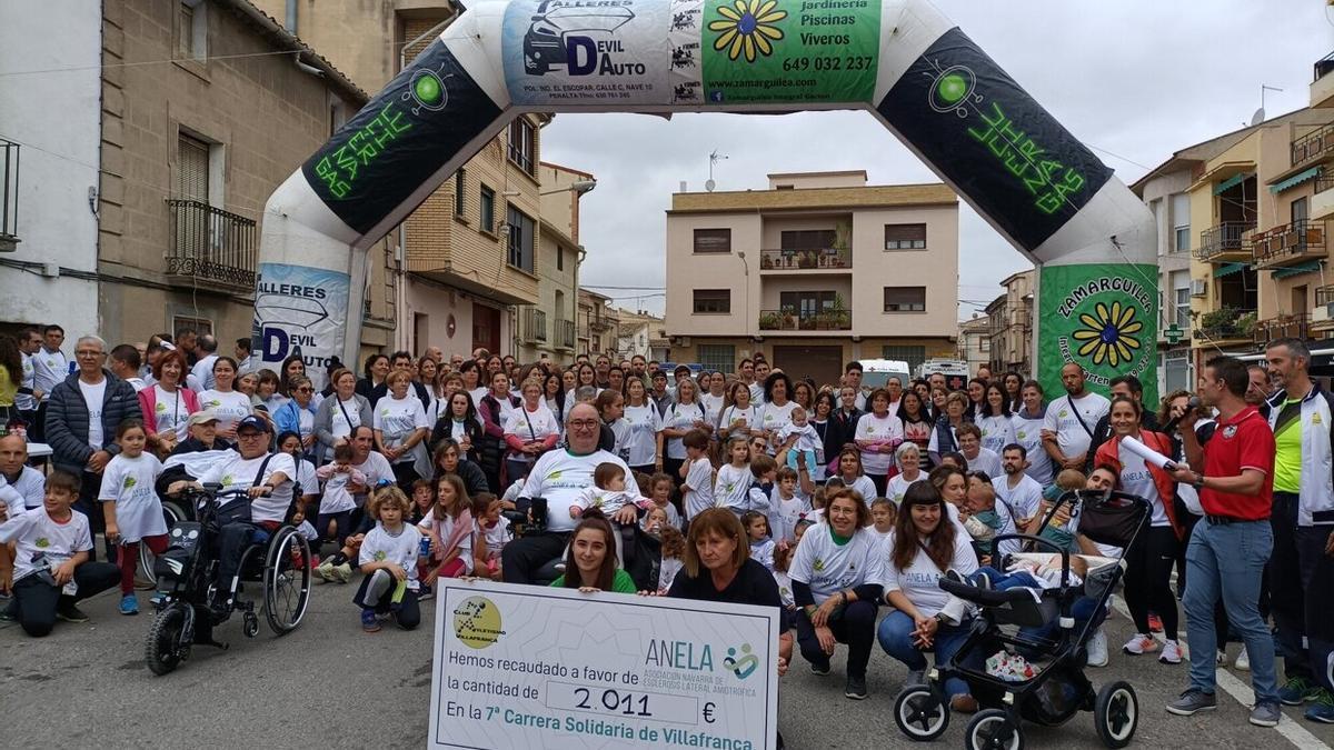 Los asistentes a la carrera posaron antes de tomar la salida