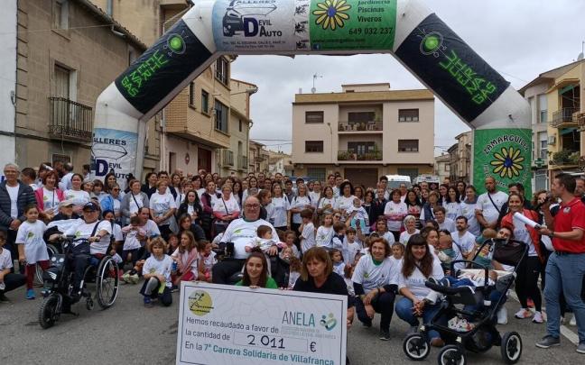 Los asistentes a la carrera posaron antes de tomar la salida Los asistentes a la carrera posaron antes de tomar la salida