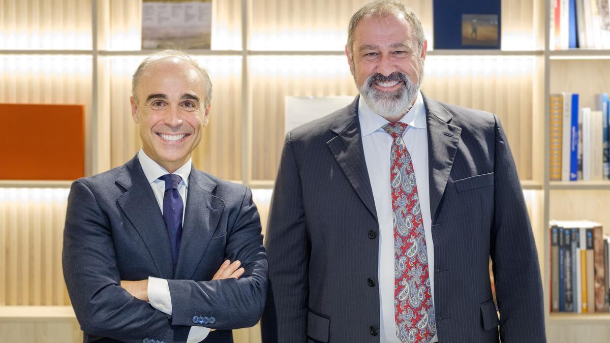 Ángel Garabieta, Director Comercial de CaixaBank en Euskadi, y Juan Carlos Gil, CEO de Gestrans