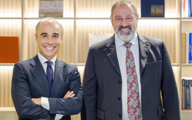 Ángel Garabieta, Director Comercial de CaixaBank en Euskadi, y Juan Carlos Gil, CEO de Gestrans Ángel Garabieta, Director Comercial de CaixaBank en Euskadi, y Juan Carlos Gil, CEO de Gestrans