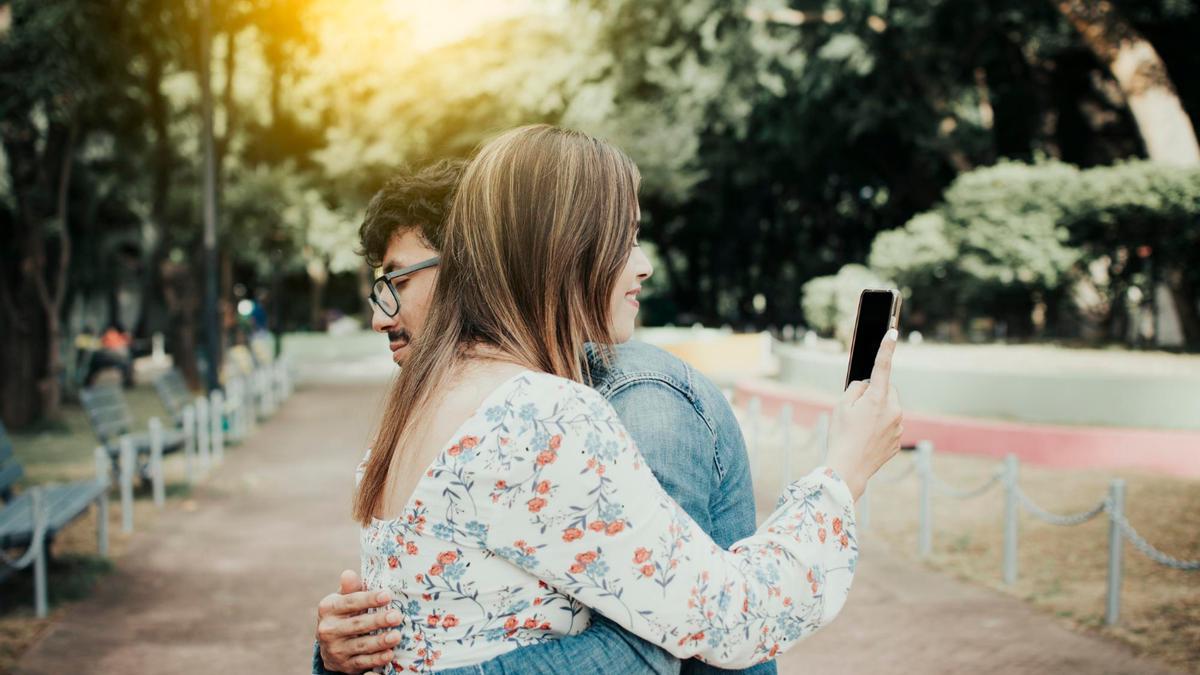 El teléfono móvil puede albergar un canal clandestino de comunicación oculto a la familia o la pareja.