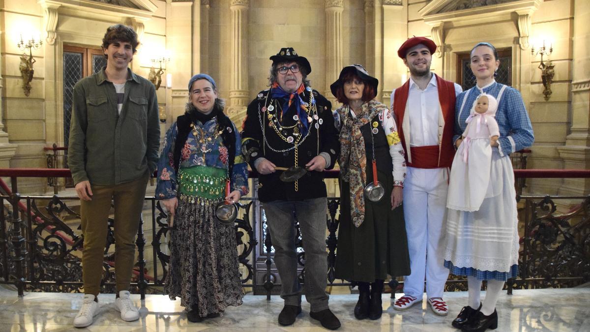 El concejal de Cultura, Jon Insausti, junto a representantes de las comparsas de Caldereros e Iñudes en la presentación de los festejos.