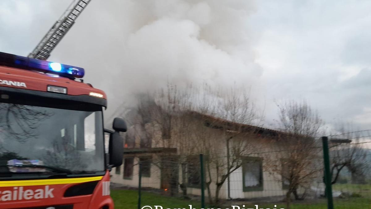 La vivienda estaba vacía cuando se ha desatado el incendio