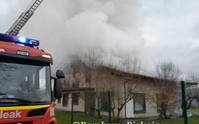 La vivienda estaba vacía cuando se ha desatado el incendio La vivienda estaba vacía cuando se ha desatado el incendio