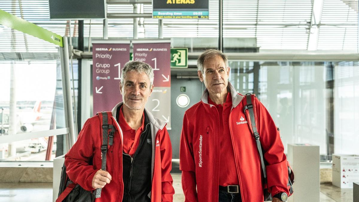 Fiz y Antón posan en el aeropuerto de Madrid este pasado viernes antes de poner rumbo a Atenas