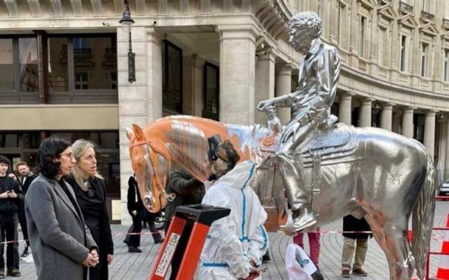 Así ha quedado la estatua tras el ataque. Así ha quedado la estatua tras el ataque.