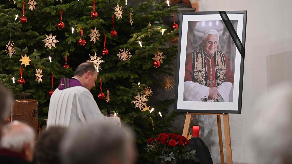 Un religioso reza un rosario en una misa en homenaje a Benedicto XVI.