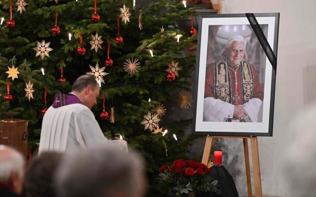 Un religioso reza un rosario en una misa en homenaje a Benedicto XVI. Un religioso reza un rosario en una misa en homenaje a Benedicto XVI.