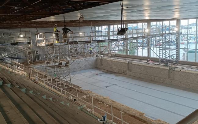 Los operarios ya trabajan en la mejora integral de las piscinas interiores de Mikel Trueba. Los operarios ya trabajan en la mejora integral de las piscinas interiores de Mikel Trueba.