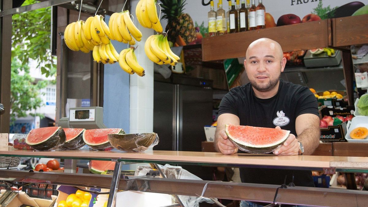 Jason, de fruta y verdura en el mercado Gasteiz