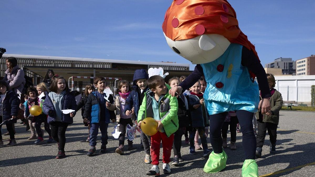 Los niños y niñas del Colegio Público Elorri han estado encantados con la visita de Adanito.