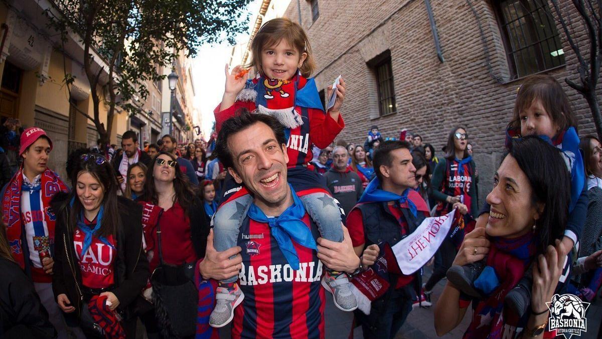 Aficionados baskonistas, durante una kalejira en la edici&oacute;n de la Copa del Rey de baloncesto de 2019 celebrada en Madrid