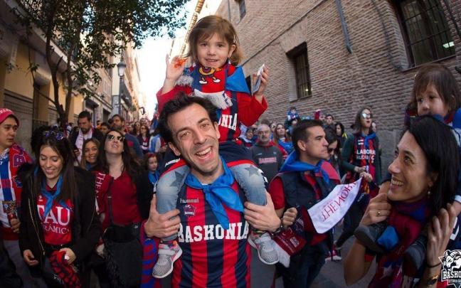 Aficionados baskonistas, durante una kalejira en la edici&oacute;n de la Copa del Rey de baloncesto de 2019 celebrada en Madrid