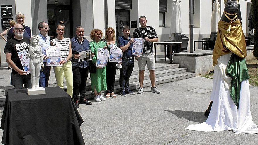 Organizadores del Ayuntamiento y Oiasso junto a comerciantes y hosteleros de Irun, ayer frente al museo.