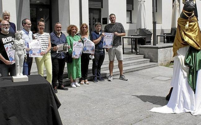 Organizadores del Ayuntamiento y Oiasso junto a comerciantes y hosteleros de Irun, ayer frente al museo.