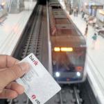 Un usuario mostrando su tarjeta Barik en una estaci&oacute;n de Metro Bilbao