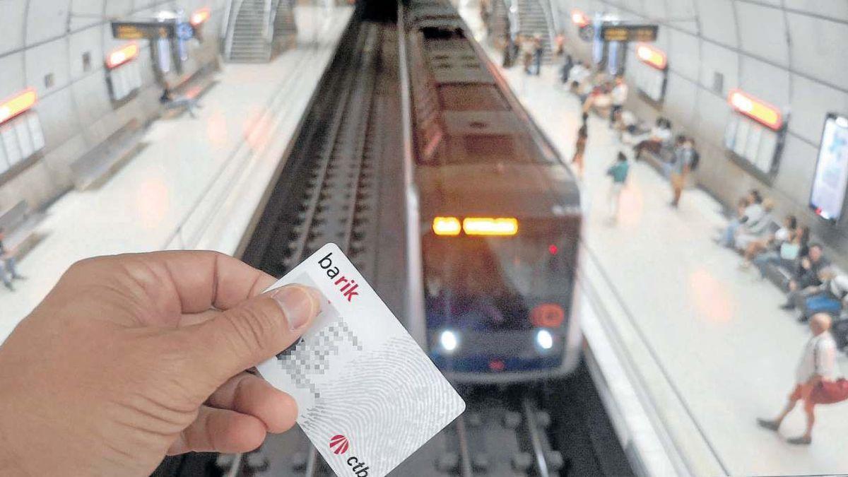 Un usuario mostrando su tarjeta Barik personalizada en una estación de metro de Bilbao.
