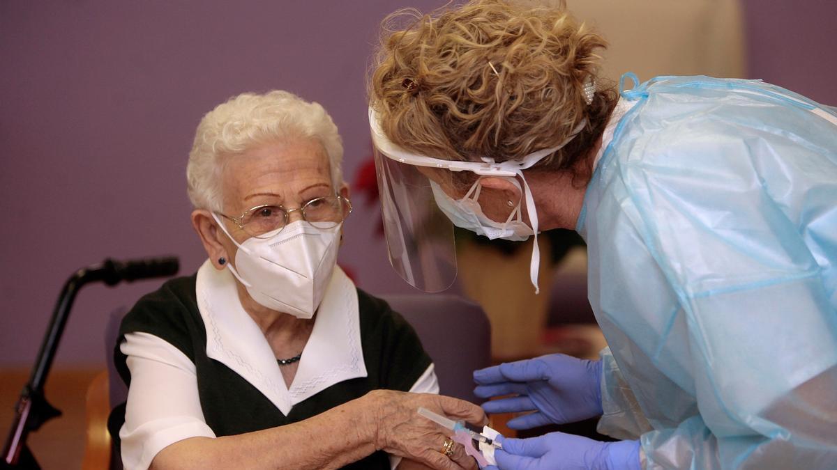 Araceli, de 96 años, fue la primera persona vacunada contra el covid-19 en el Estado.