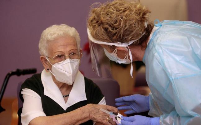 Araceli, de 96 años, fue la primera persona vacunada contra el covid-19 en el Estado.