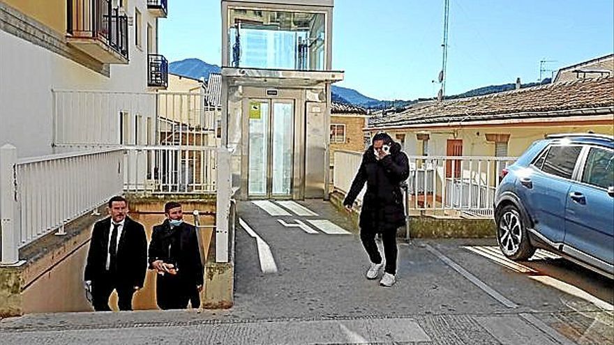 Los peatones suben andando por la avería del ascensor.