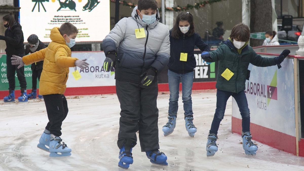 Niños patinando en la pista de hielo de Vitoria