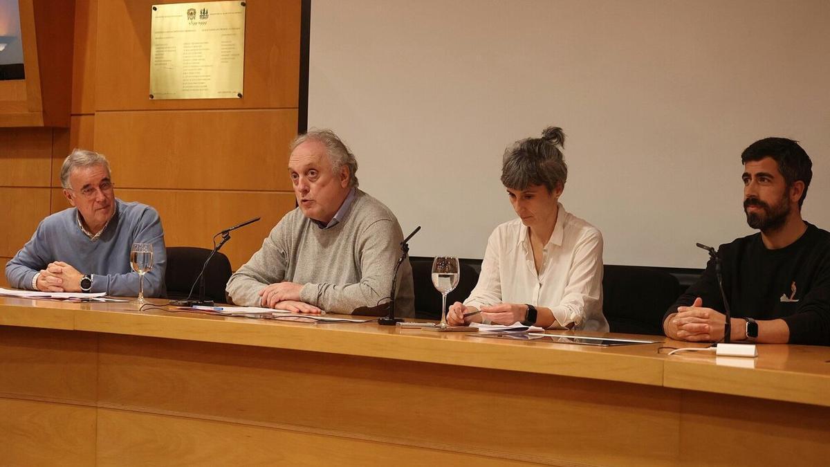 Adolfo López Muniáin, junto a otros jefes de servicio y supervisores de la OSI Donostialdea críticos con la dirección de Osakidetza, en la rueda de prensa para exponer su opinión sobre la crisis derivada de as destitucio