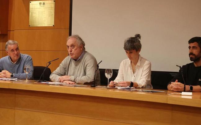 Adolfo López Muniáin, junto a otros jefes de servicio y supervisores de la OSI Donostialdea críticos con la dirección de Osakidetza, en la rueda de prensa para exponer su opinión sobre la crisis derivada de as destitucio