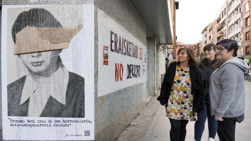 Tres de los collages, con frases de los testimonios recogidos, que están en las calles de Getxo.