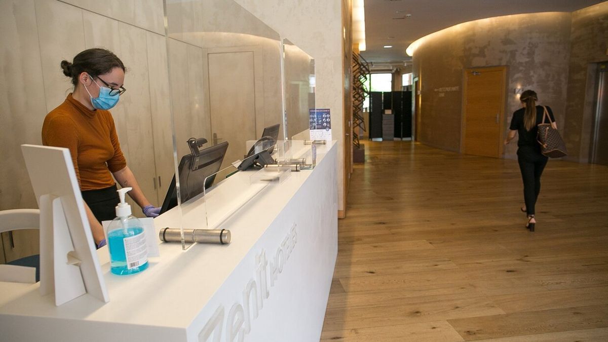 Trabajadora del hotel Zenit de Donostia, en la recepción