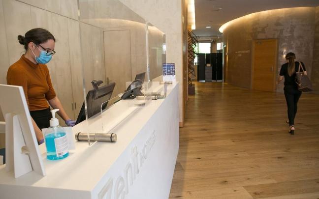 Trabajadora del hotel Zenit de Donostia, en la recepción