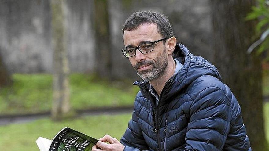 Martín posa con un ejemplar de ‘El ladrón de rostros’. | FOTO: J.M.M.