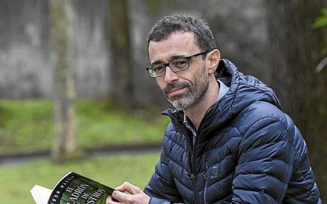 Martín posa con un ejemplar de ‘El ladrón de rostros’. | FOTO: J.M.M.