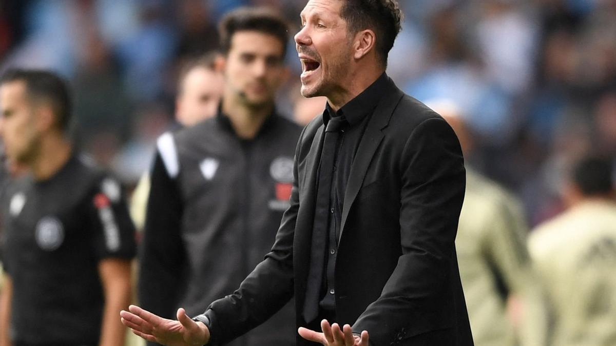 Simeone pide calma a sus jugadores desde la banda.