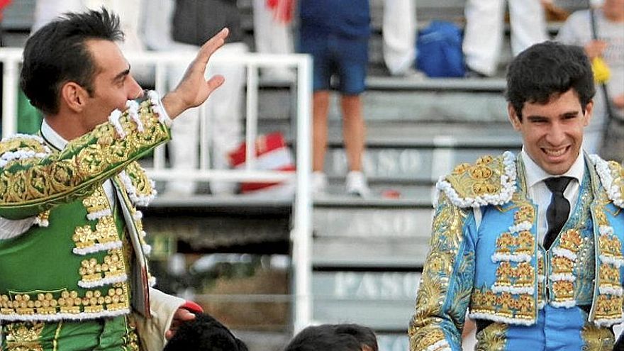 El maestro Calvo, felicitando a los toreros en su salida a hombros. | FOTO: M. SAGÜÉS