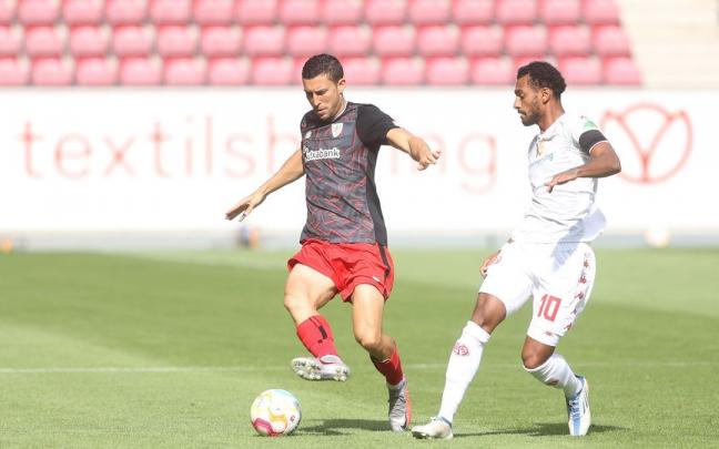 De Marcos controla un bal&oacute;n ante la presencia de un jugador del Mainz 05.