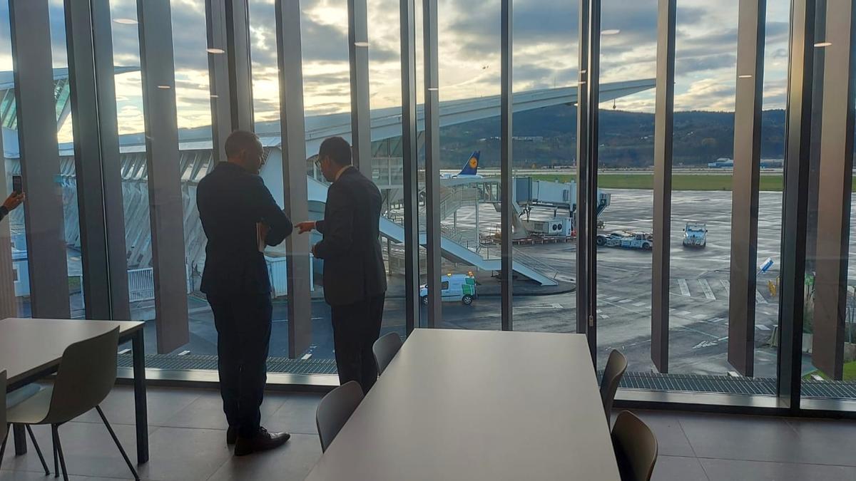 Denis Itxaso con el director del aeropuerto de Bilbao, Ivan Grande.