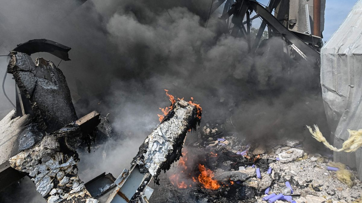 Imagen de un edificio en llamas en la región de Járkov.