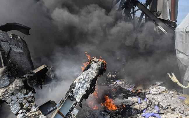 Imagen de un edificio en llamas en la región de Járkov.