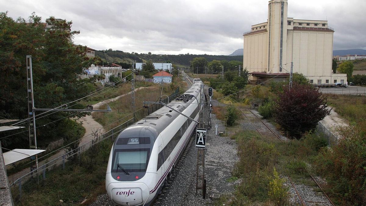 Un tren circulando por las vías cercanas a los terrenos afectados por el nuevo PSIS de Etxabakoitz, donde se proyecta la futura estación de tren del TAV.