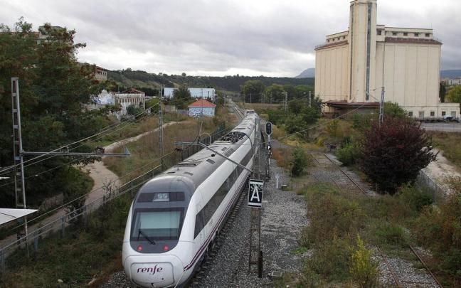 Un tren circulando por las vías cercanas a los terrenos afectados por el nuevo PSIS de Etxabakoitz, donde se proyecta la futura estación de tren del TAV. Un tren circulando por las vías cercanas a los terrenos afectados por el nuevo PSIS de Etxabakoitz, donde se proyecta la futura estación de tren del TAV.
