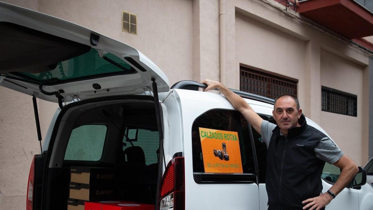 Ferm&iacute;n Damborena, con el veh&iacute;culo cargado de calzado.