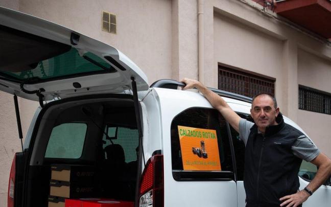 Ferm&iacute;n Damborena, con el veh&iacute;culo cargado de calzado.