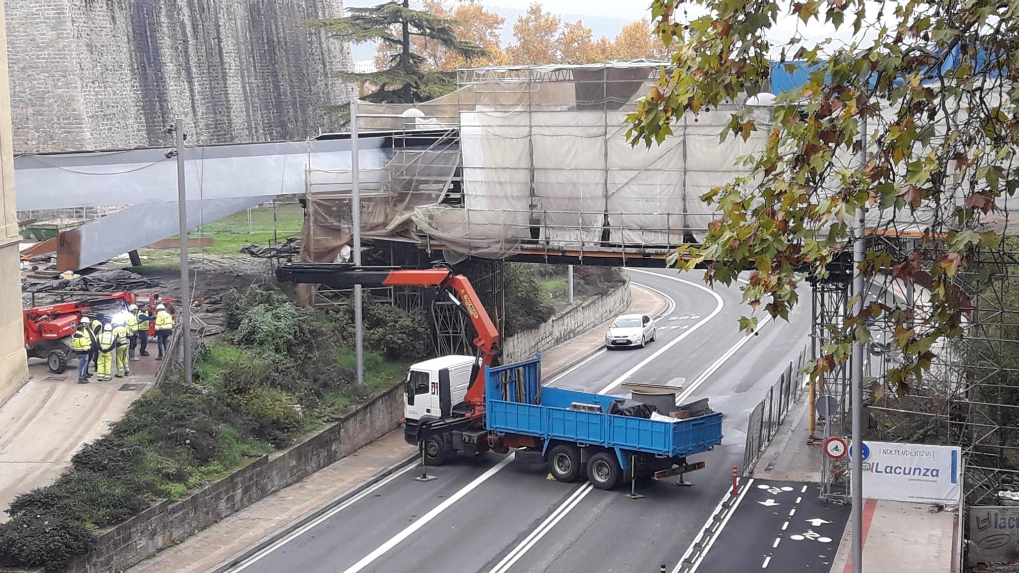 Imágenes de los operarios trabajando en la pasarela