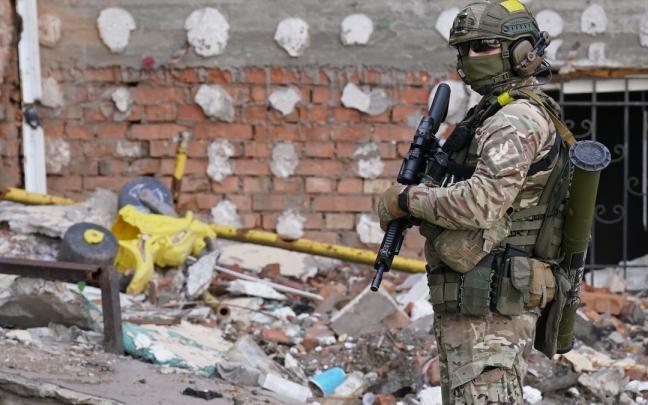 Un soldado ucraniano en Irp&iacute;n.